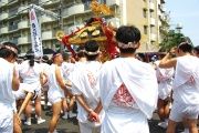 担ぎ手半纏は長い裾をたすき掛け。08.06.07.