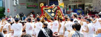 国道交差点での荒々しく勇壮な神輿振り。08.06.07.