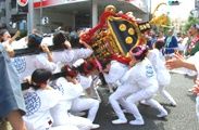 体力戦です、神輿受けは4人がかり。08.06.07.