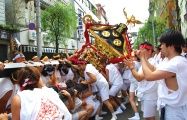 豪快な神輿振りを辻つじで繰り返す。08.06.07.
