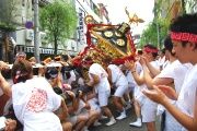 振り戻された神輿受けも必死です。08.06.07.