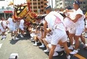豪快に左右に大きく振られる。08.06.07.