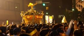 宮入道中で神輿を沈め、揚げる都度大観衆のどよめきが鳴り渡る。08.06.08.