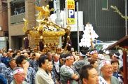 宮出し宮入の重責も町会神輿では祭気分を満喫です。08.06.08.