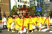 烏帽子に黄衣に打掛の衣装。08.06.13.