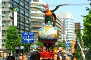祭礼行列の先頭は江戸城の鎮守ゆえ天子諌める諌鼓鳥。08.06.13.