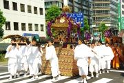 宮神輿は爽やかな白丁の衣装。08.06.13.