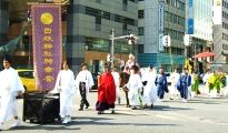 祭礼の緊迫感みなぎる騎乗神職。08.06.13.