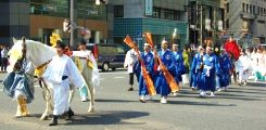 古式に則った威儀を正す衣装は凛々しい。08.06.13.