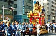 日本橋から行列参加の日本橋加美町の人形山車。08.06.13.