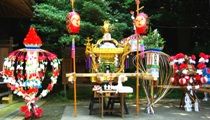 小神輿も揃え華やかに式典の準備が出来る。08.07.13.