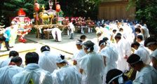 白丁青年も浴衣の囃子方も皆静粛。08.07.13.