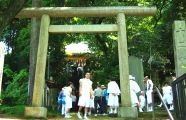 石段の下には神輿押し上げの白丁の担ぎ手。08.07.13.