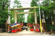 境内に屋台が並ぶ祭風景。08.06.08.