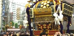 珍しいことです。榊と鳥越の宮元が連合巡行です。08.06.08.