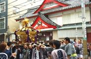 氏子仲間と祭だ!と、喜びながら担ぐ。08.06.08.