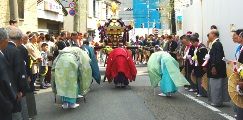 神職と神妙な氏子役員が引渡し儀式。08.06.15.