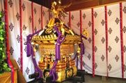 神輿庫に佇む中神輿。08.06.15.