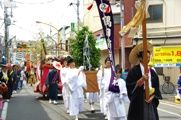 御幣先頭に祭礼行列の出発です。08.06.15.