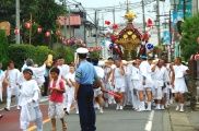 石畑須賀神社が路地から街道に出てくる。08.07.13.