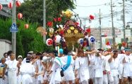街道の飾り提灯に迎えられ横断する石畑。08.07.13.