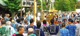 集落総出で神社前路上での式典。08.07.20.