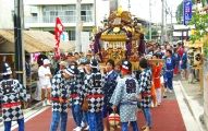 山車の祭囃子が鳴る中で神輿が揚がる。08.07.20.