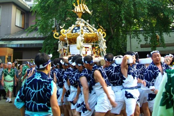 世話人や大若衆が見守る佃島住吉神社の宮出し。08.08.03.