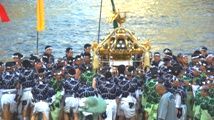 台船上で神輿揉み差し上げ。08.08.03.
