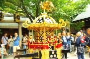 獅子頭宮出し後に担ぎ出された八角神輿。08.08.02.