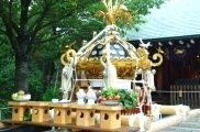 早朝の式典飾りつけ完了の八角神輿。08.08.03.