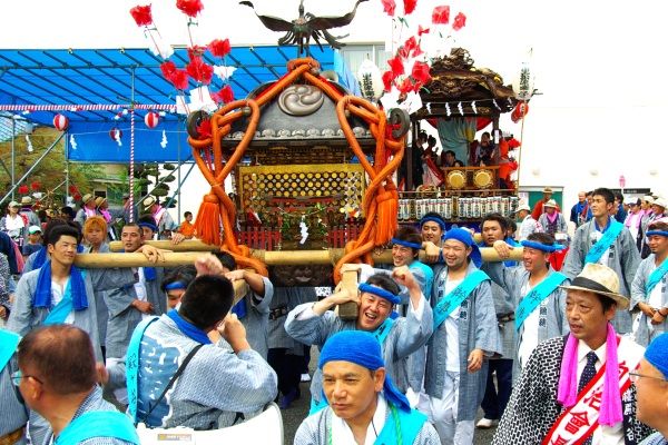 殿ヶ谷の須賀神社は慶応2年建造の古式の神輿。08.07.13.