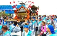 山車の祭り囃子に送られて渡御の途に付く。08.07.13.