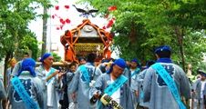 郷社参道をゆったりと巡行です。08.07.13.