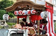 先導するお囃子は後方気にする。'11.10.02.