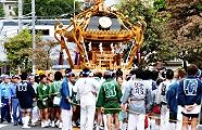 大神輿が坂道を半歩ずつ前進してくる。'11.10.02.