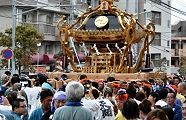 担ぎ棒も大きく担ぎ手が見えない。'11.10.02.