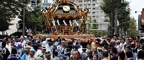大神輿ゆえ鷺沼駅前交差点の方向転換も一苦労。'11.10.02.