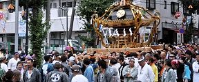 坂道も台車使用せず担いで渡御。'11.10.02.