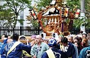 神社向いのNEC脇を渡御。'11.10.09.