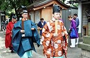 社務所から式典の拝殿へ向う神職。'11.10.09.