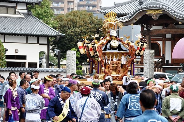 隣接の正福寺前を賑やかに渡御。'11.10.09.
