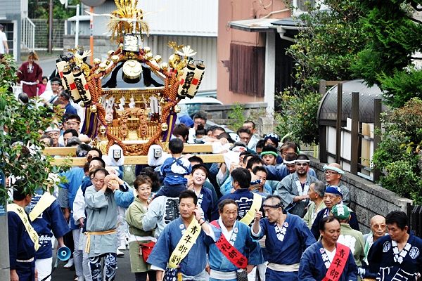 渡御最初のお神酒所目指す宮神輿。'11.10.09.