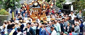 道なりに神輿も鋭角に曲がる。'11.10.09.
