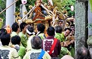 廻りがより狭い一の鳥居潜り。'11.10.09.