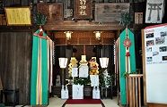 歴史を包んだ拝殿。'11.10.09.
