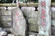 参道鳥居前に社碑と並ぶ地神塔。'11.10.09.