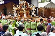 社殿脇の社務所前からの宮出し。'11.10.09.