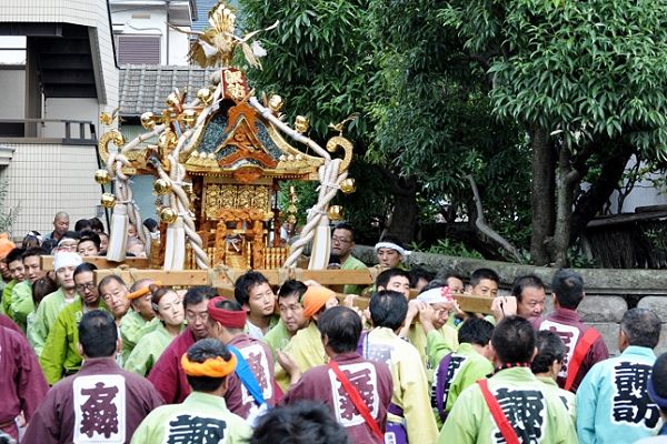 氏子地区渡御へと担ぎ手も興奮高まる。’11.10.09.