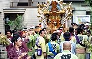 境内出たがまだ渡御路は狭い。'11.10.09.